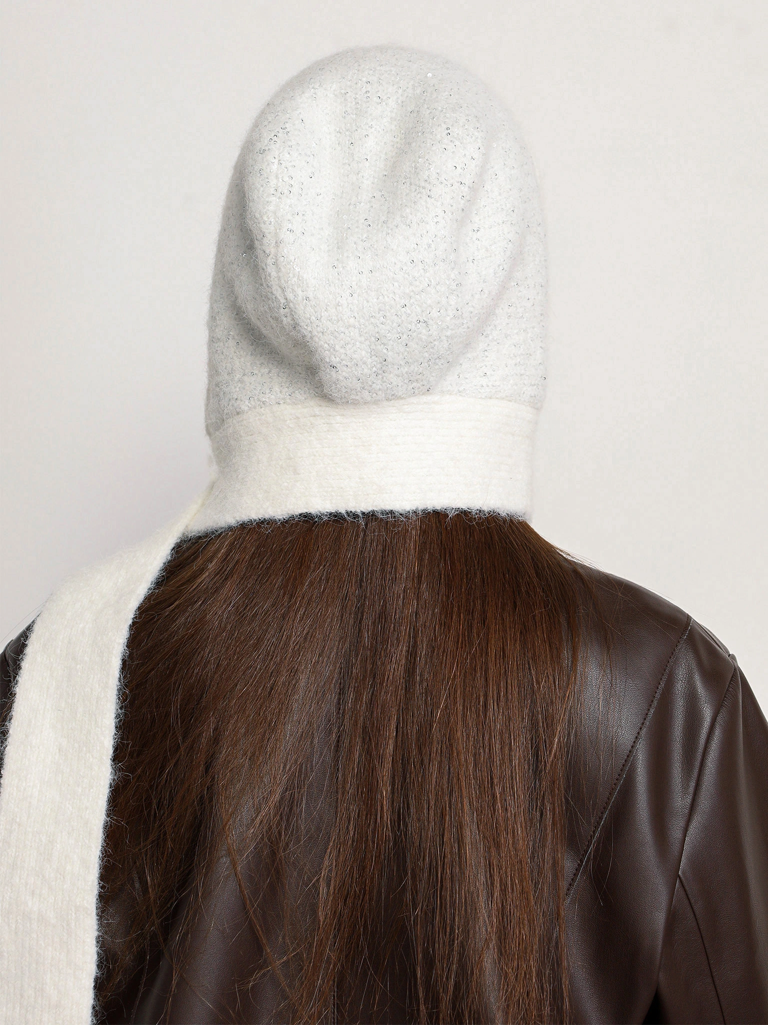 Шапка-чепчик с широкими завязками с пайетками в ассортименте